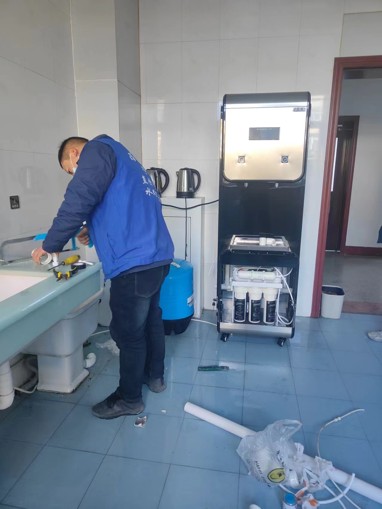 恭喜工务段为了职工们的喝水问题在增加一台反渗透直饮机